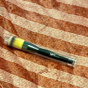 IT Cosmetics foundation brush - brand new